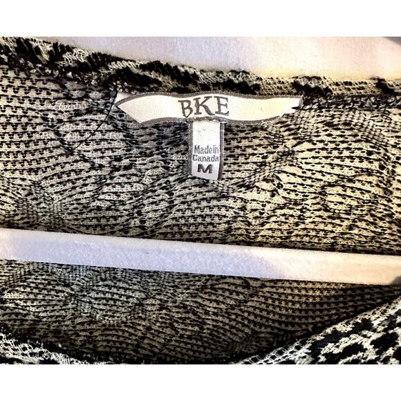 BKE Buckle Size M Fitted Black Gray Printed Pullover shear Top Shirt Long Sleeve - Picture 2 of 5